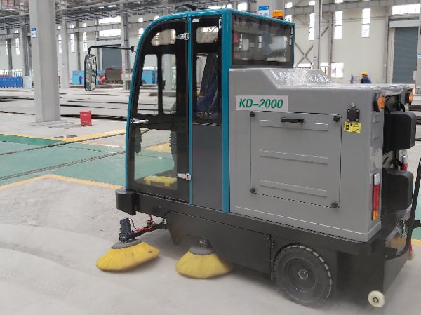 电动驾驶扫地机在工厂使用